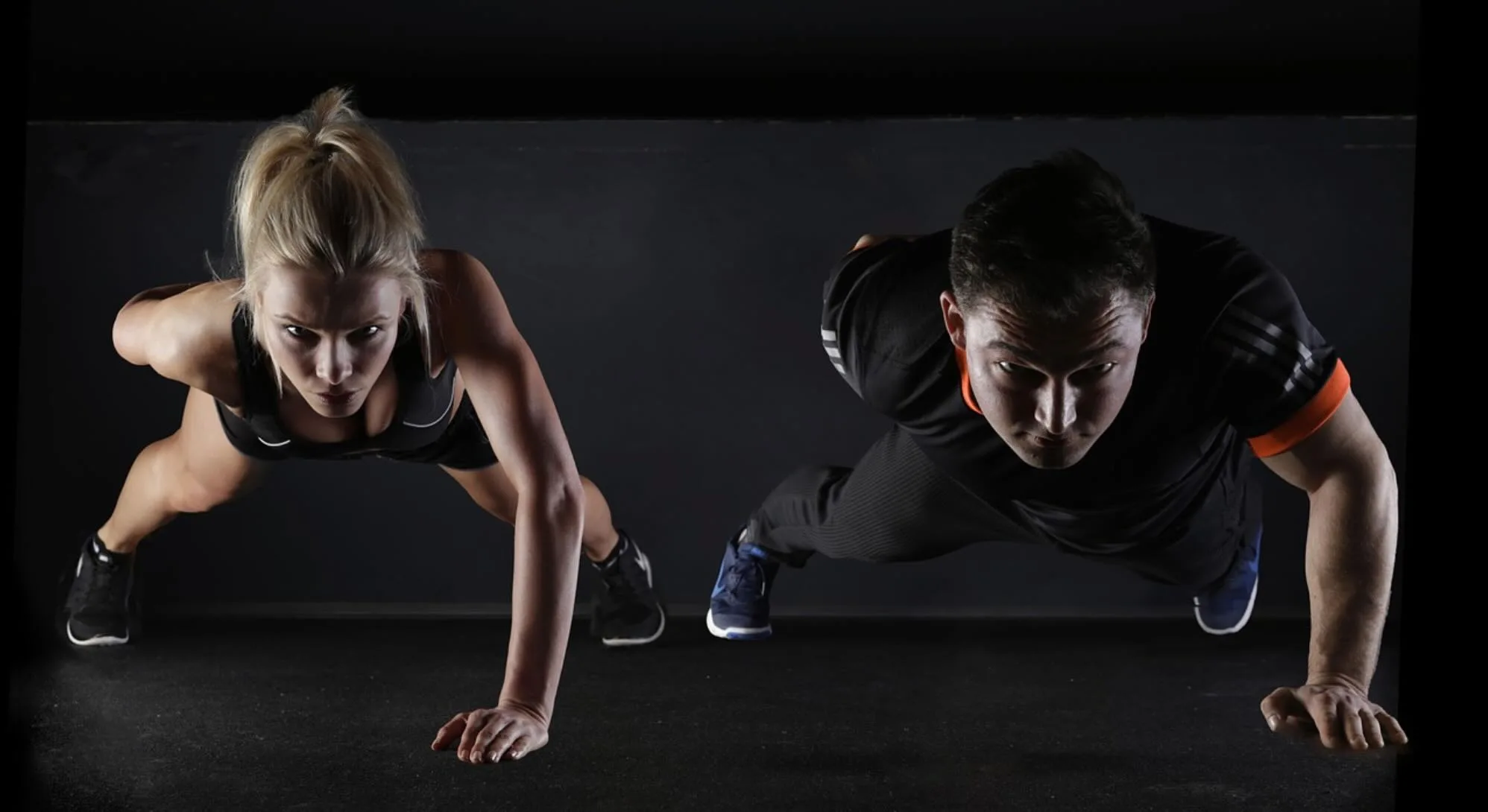 Endurance mentale en musculation : effort intense et concentration pendant des pompes